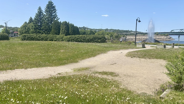 Grand espace vert en bordure de la promenade à la Zone portuaire de Chicoutimi. 