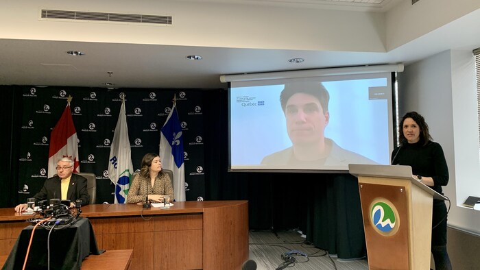 Des personnes en conférence de presse.