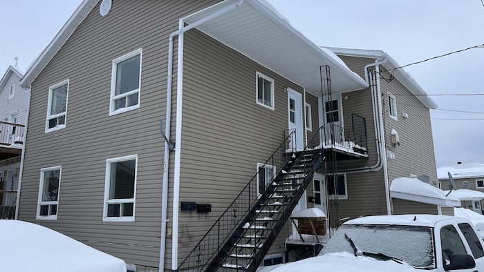 Un immeuble résidentiel en hiver.