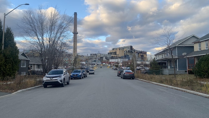 La 7e Rue à Rouyn-Noranda, avec des maisons de chaque côté et la Fonderie Horne au fond.