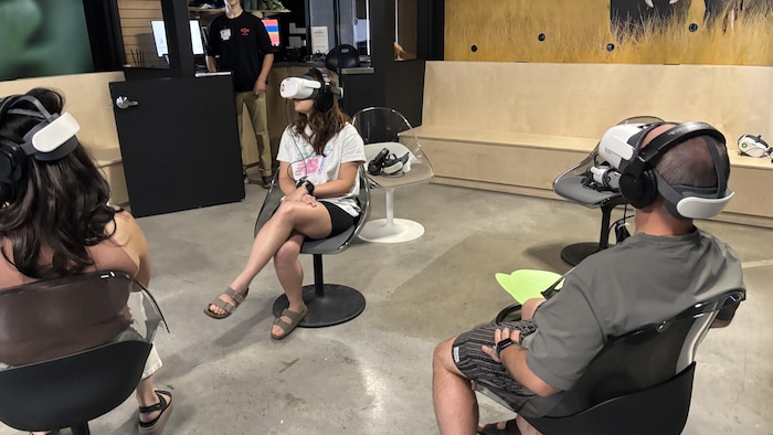 Des gens qui portant des casques de réalité virtuelle.