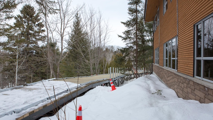 Une grande passerelle enneigée.