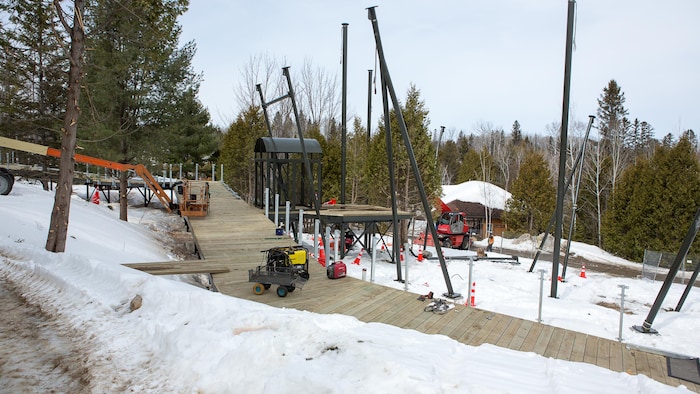 Une grande passerelle en bois.