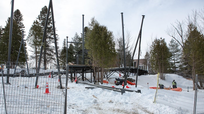 Une partie du chantier pour la construction d'une volière.
