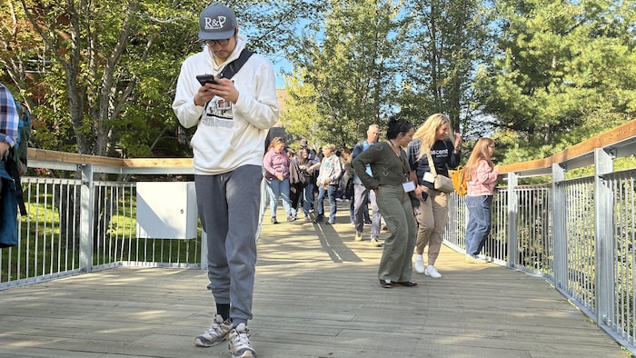 Des visiteurs marchent sur une passerelle.