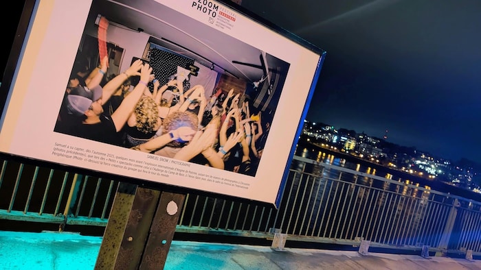 Un cadre accroché sur le pont. 