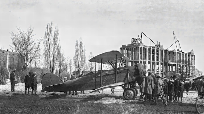 Une photo de 1928 sur laquelle on aperçoit des avions sur les plaines d'Abraham ainsi que le chantier du musée.
