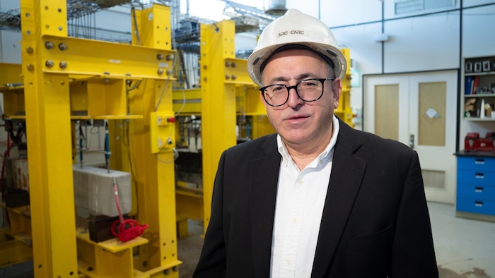 Un homme avec un casque de construction dans un laboratoire.