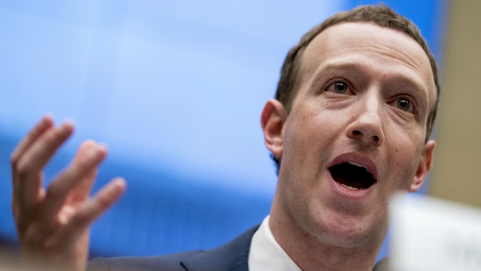 Un gros plan du PDG de Facebook, Mark Zuckerberg, la bouche ouverte, en train de parler devant une commission de la Chambre des représentants le mercredi 11 avril 2018, à Washington.