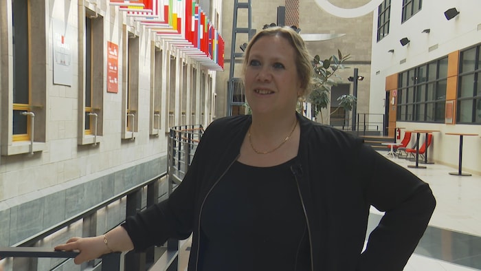 Une dame parle à un journaliste