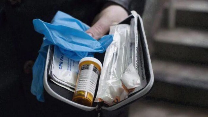 محفظة بلاستيكيّة تحتوي على أدوية