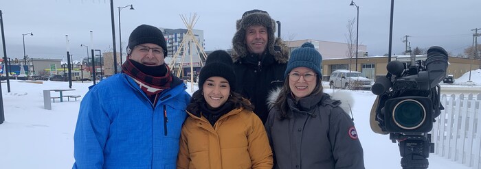 De gauche à droite : Marc-Éric Bouchard, Matisse Harvey, Richard Marion, Julie Plourde et une caméra de télévision posent pour une photo de famille à la conclusion des 26e Jeux d'hiver de l'Arctique, à Wood Buffalo, en Alberta, le vendredi 3 février 2023.