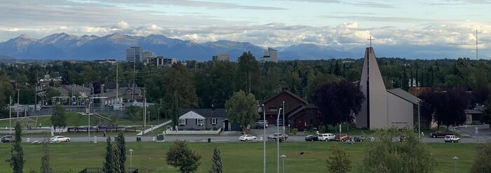 On aperçoit quelques bâtiments, dont une église.