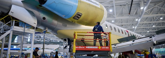 Des avions en cours de construction au centre d'assemblage aéronautique de Bombardier à Mississauga.