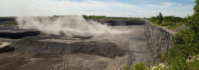Carrière de la compagnie Lafarge dans Montréal-Est, à la limite d'Anjou.
