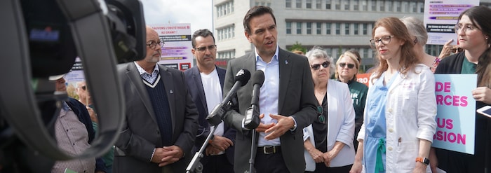 Charles Milliard avec du personnel de la santé. 
