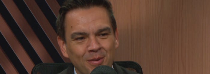 Un homme assis dans un studio radio.