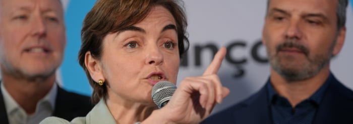 Christine Fréchette parle dans un micro en point de presse.