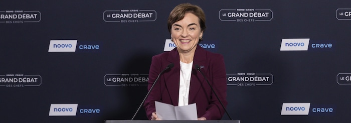 Christine Fréchette parle dans un micro.