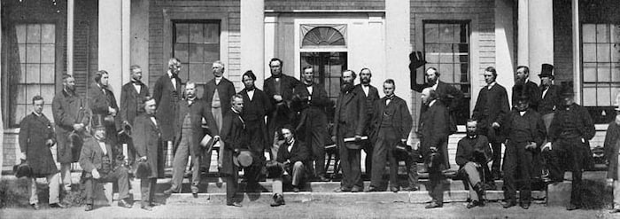 Los Padres de la Confederación posan en una foto. 
