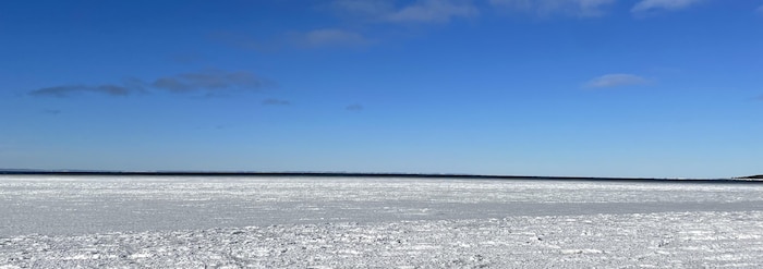 La berge englacée du le fleuve Saint-Laurent.