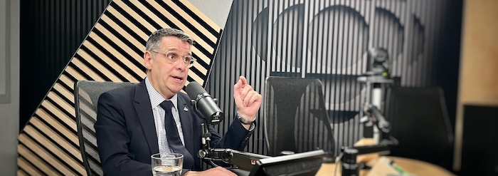 Éric Duhaime assis en studio.