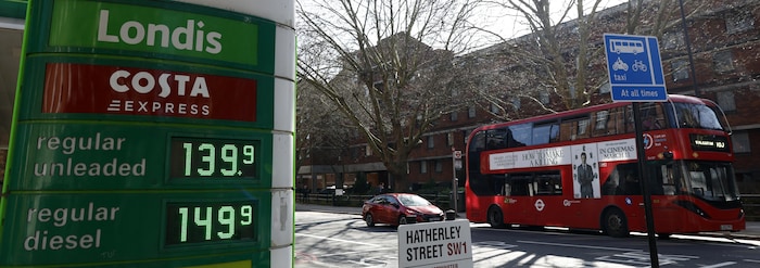 Le prix au litre de l'essence sans plomb et du diesel est affiché à l'extérieur d'une station-service BP, à Londres.