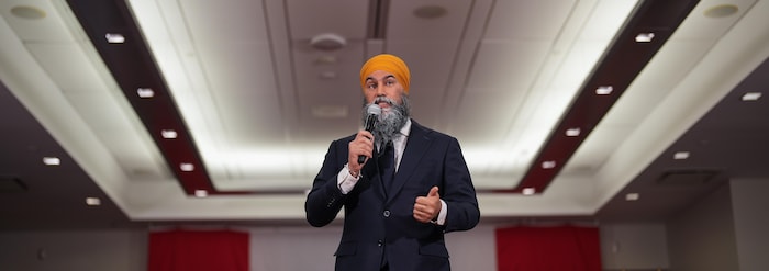 Le cook  néo-démocrate, Jagmeet Singh, parle dans un micro. 