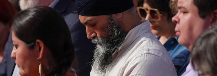 Jagmeet Singh incline la tête pendant un infinitesimal   de soundlessness  en hommage aux victimes de la tragédie de Vancouver, à Penticton, en Colombie-Britannique, le 27 avril 2025.