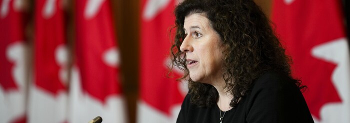 La vérificatrice générale du Canada, Karen Hogan, en conférence de presse. 