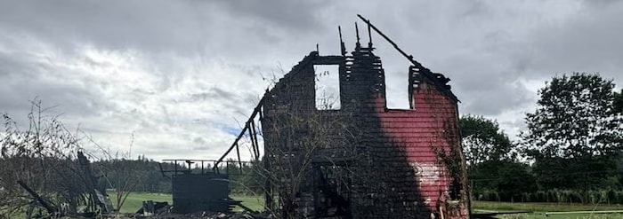 Une maison détruite par les flammes. 
