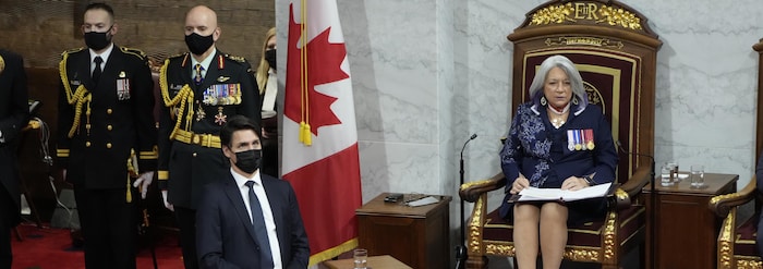 رئيس الحكومة الكندية جوستان ترودو يصغي إلى حاكمة كندا العامة ماري سايمن وهي تقرأ خطاب العرش في مجلس الشيوخ.