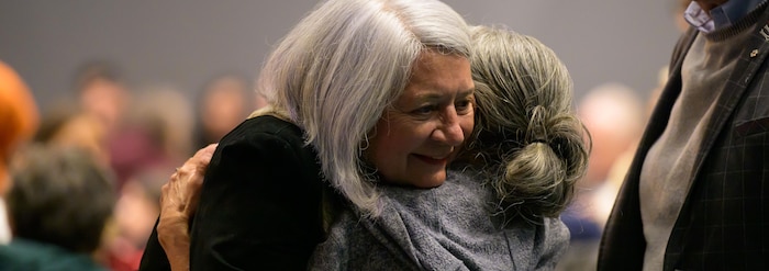 Mary Simon donne une accolade à une participante aux célébrations le 1er avril 2024.