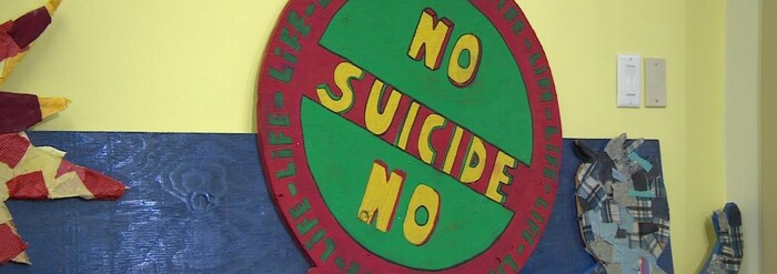 Une affiche utilisée avec l'inscription «no suicide» dans une campagne de prévention du termination au Nunavut, en 2015.