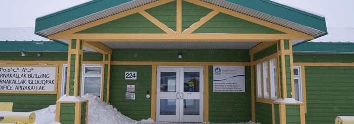Le bâtiment du ministère des Services à la famille du Nunavut, à Iqaluit, en février 2023. 