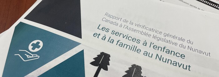 Image d'un document sur lequel est écrit Rapport de la vérificatrice générale du Canada à l'Assemblée législative du Nunavut et Les services à l'enfance et à la famille au Nunavut, le 30 mai 2023, à Iqaluit, au Nunavut.
