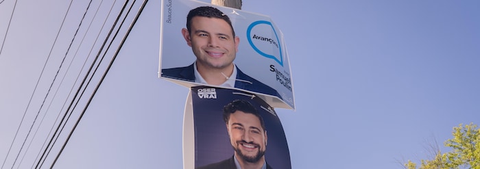 Des pancartes sur un poteau de téléphone.