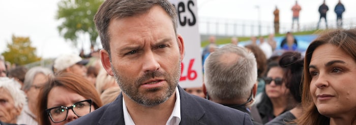 Paul St-Pierre Plamondon parle aux médias. 
