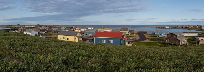 La comunidad costera de Tuktoyaktuk en los Territorios del Noroeste, Ártico, Canadá. 
