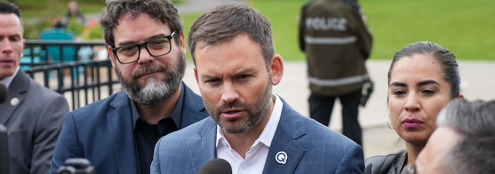 Paul St-Pierre Plamondon parle devant des journalistes aux côtés du candidat de la circonscription, Pierre-Luc Brillant.