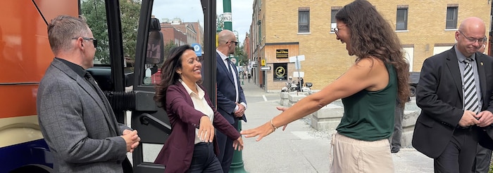 Ruba Ghazal s'apprête à prendre dans ses bras la candidate Stéphanie Vachon.