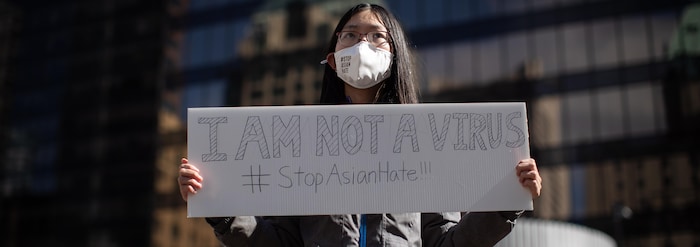 Sherry Tian, de 16 años, durante un evento para denunciar la discriminación de la que son objeto las comunidades asiáticas en Vancouver, Columbia Británica, el 28 de marzo de 2021.