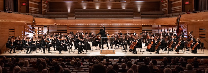 Pour son premier concert en tant que directeur musical, Rafael Payare dirige l'OSM en présentant la Cinquième Symphonie de Chostakovitch et complète le programme avec deux œuvres liées à l'histoire de l'Orchestre. La Valse de Ravel et le Kaléidoscope de Pierre Mercure, œuvre emblématique du répertoire québécois.