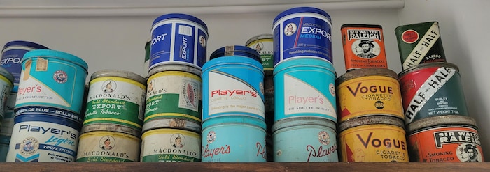 De vieilles boîtes de tabac, de marques comme Player's et Export.