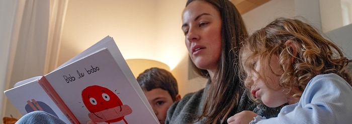 Sacha Nadeau lit un livre à ses enfants.