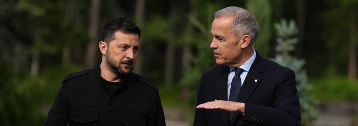 Ils marchent côte à côte.