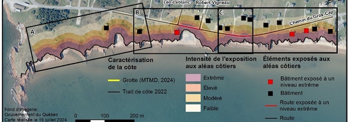 Une carte montre une côte, vue de haut, morcelée par l'érosion, avec des bandes de couleurs selon les niveaux de risque et trois résidences en rouge exposé à un niveau extrême.