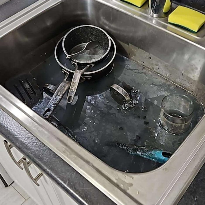 Un refoulement d'égout dans un évier se mêle à la vaisselle.