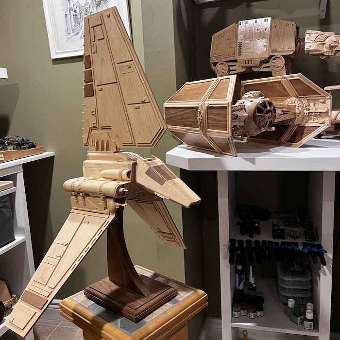 Quelques reproductions en bois des vaisseaux Star Wars. 