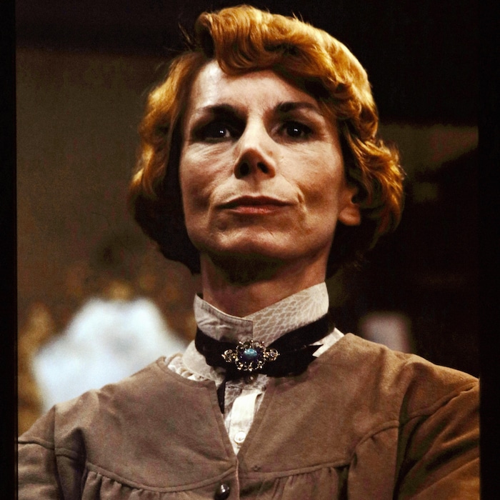 Béatrice Picard l'air sévère.